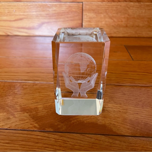 3D LASER ETCHED GLOBE IN HAND PAPERWEIGHT WITH GIFT BOX - Picture 4 of 9